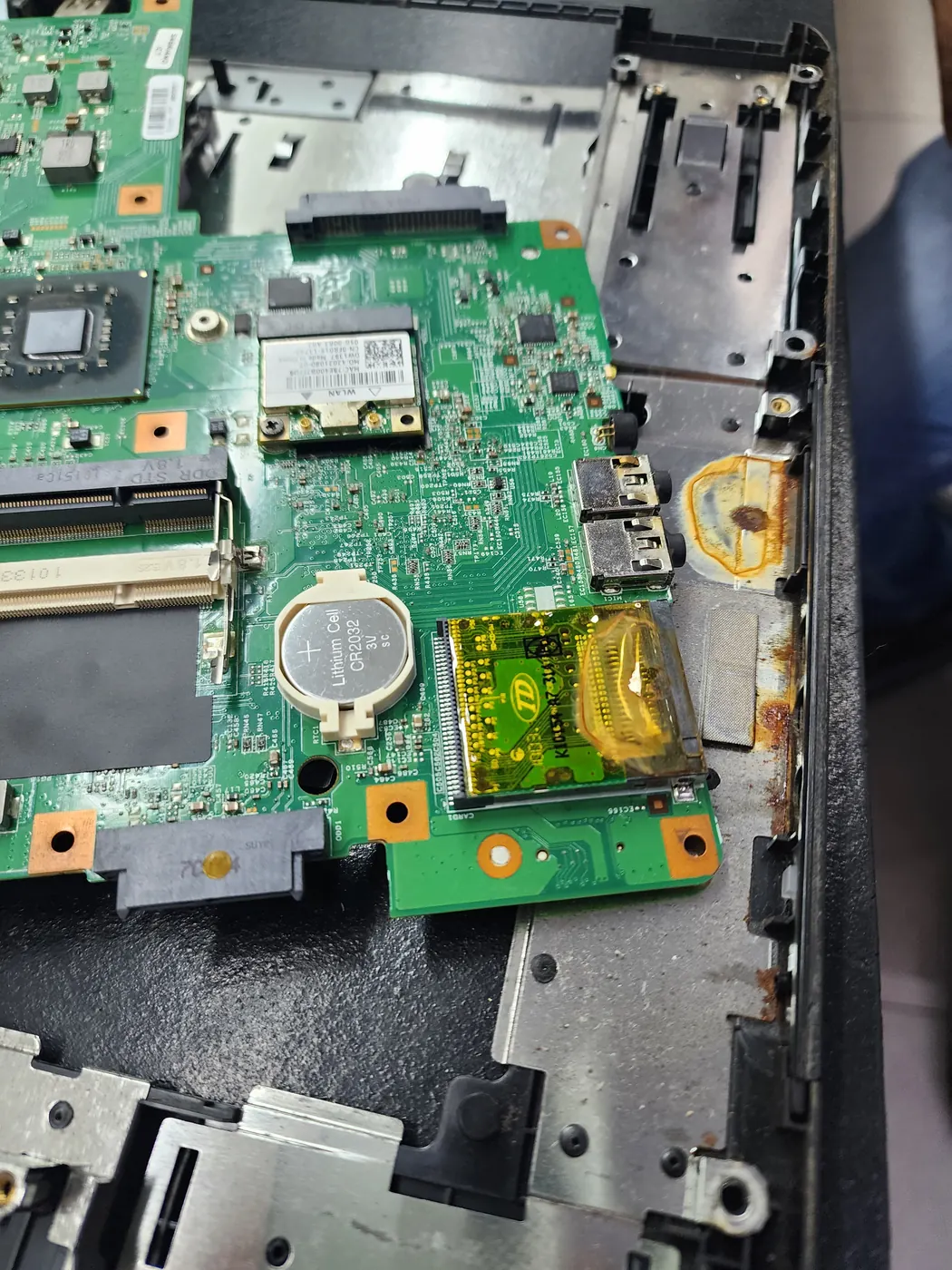 Placa de notebook aberta durante a limpeza interna