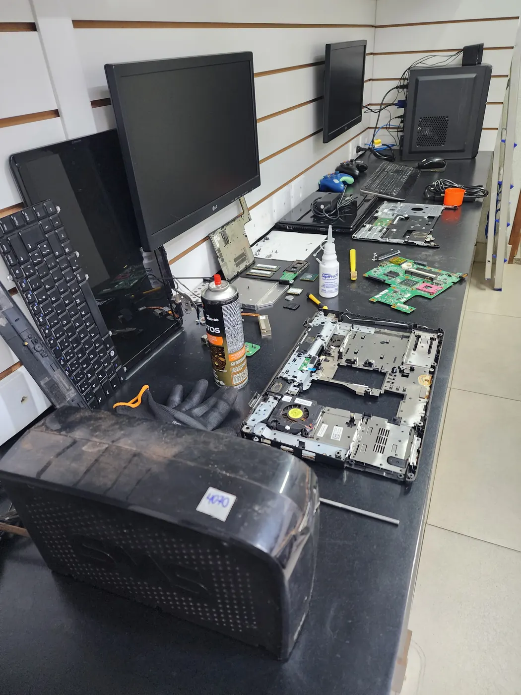 Bancada de atendimento da GHz com equipamentos em manutenção